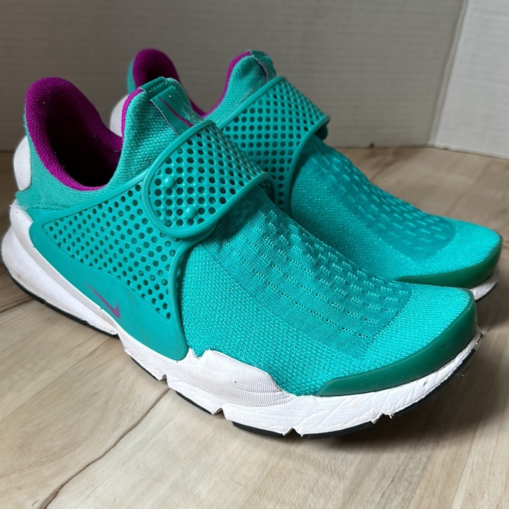 Nike Sock Dart Sneakers in Women’s Size 9
